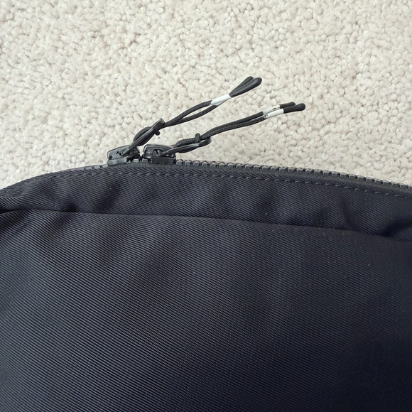 Fabletics “The Big Belt Bag” in black - Picture 3 of 11